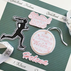 Könnte beinhalten: Ein Set aus vier rosa und weißen gestickten Patches mit dem Text "Schulkind 2024", "Mein 1. Schultag Helena 04.08.24", "Helena" und "1. Klasse".