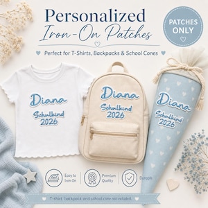 Op de afbeelding: Afbeelding van gepersonaliseerde opstrijkpatches. De patches worden getoond op een wit t-shirt, een beige rugzak en een blauwe schooltas. Elke patch heeft de naam "Diana" en de tekst "Schulkind 2026" in blauw schrift. De afbeelding bevat ook iconen.