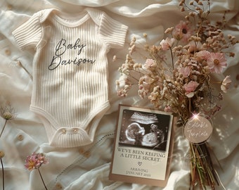 Puede incluir: Un body blanco con el texto "Baby Davison" en él, una imagen de ultrasonido enmarcada y un ramo de flores secas. La imagen de ultrasonido tiene el texto "We've been keeping a little secret. Arriving January 2025."