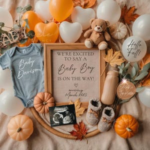 Semplice annuncio di gravidanza autunnale di un maschietto, annuncio di nascita di un maschietto con la zucca, rivelazione del sesso del bambino sui social media di novembre MODIFICABILE, Ringraziamento