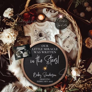 Magische Witchy Schwangerschaftsankündigung, Halloween-Babyankündigung, Digital EDITIERBARE Gothic Gender Neutral Baby Reveal, geschrieben in den Sternen