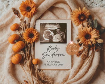 Könnte beinhalten: Eine weiße Karte mit schwarzem Rand und dem Text "Baby Sanderson Arriving February 2025" mit einem Schwarzweiß-Ultraschallbild eines Babys im Mutterleib. Die Karte ist von getrockneten Blumen und kleinen Kürbissen auf einem beigefarbenen Stoffhintergrund umgeben. Die Karte hat auch einen braunen Kreis mit dem Text "Editable Template" in Weiß.