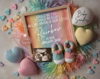 Könnte beinhalten: Eine Regenbogen-geschlechtsspezifische Enthüllungsanzeige mit einem Schild, auf dem steht "Could be pink, could be blue, all we know is our little rainbow is due January 2025". Es gibt auch Babyschuhe, ein Ultraschallbild und einen herzförmigen Anhänger mit der Aufschrift "Baby Sanders".