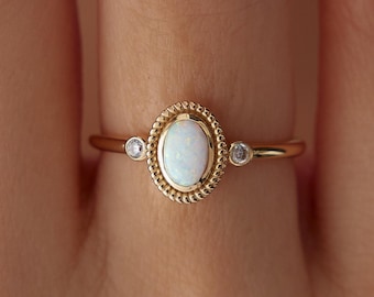 Anillo de ópalo en oro macizo de 14 quilates: Joyería elegante y minimalista.