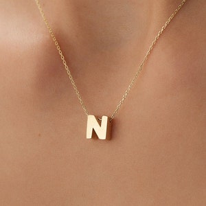 Collar con inicial y colgante de letra N en oro macizo de 14 quilates. Delicada joyería personalizada. Regalo para su look minimalista diario.