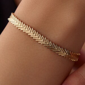 Arrow Bracelet 14K Gold - Minimalist Gold Bracelet for Women - Unique and Elegant Jewelry - Daily Wear or Thoughtful Gift