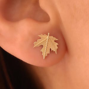 14K Solid Gold Ahornblatt Ohrstecker: Natur inspirierter Schmuck
