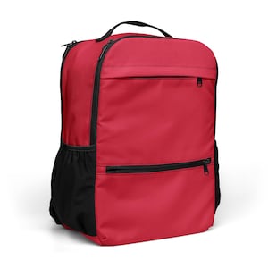 Peut inclure: Un sac à dos rouge avec des détails noirs. Il possède une poignée supérieure, une poche avant et une poche latérale. Les fermetures éclair sont noires. Le sac est fait d'un matériau durable.