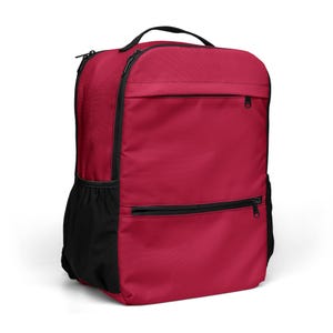 Peut inclure: Un sac à dos rouge avec des détails noirs. Il possède une poignée supérieure, une poche avant et une poche latérale. Les fermetures éclair et les bordures sont noires. Fabriqué dans un matériau durable.