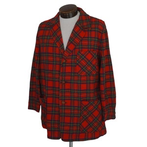 Puede incluir: Una blazer a cuadros rojos con un dise&ntilde;o cl&aacute;sico. La chaqueta presenta una botonadura frontal, solapas con muescas y dos bolsillos delanteros. El patr&oacute;n de cuadros incluye acentos verdes y azul marino.