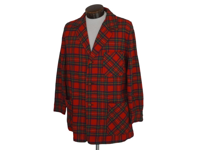 Puede incluir: Una blazer a cuadros rojos con un dise&ntilde;o cl&aacute;sico. La chaqueta presenta una botonadura frontal, solapas con muescas y dos bolsillos delanteros. El patr&oacute;n de cuadros incluye acentos verdes y azul marino.