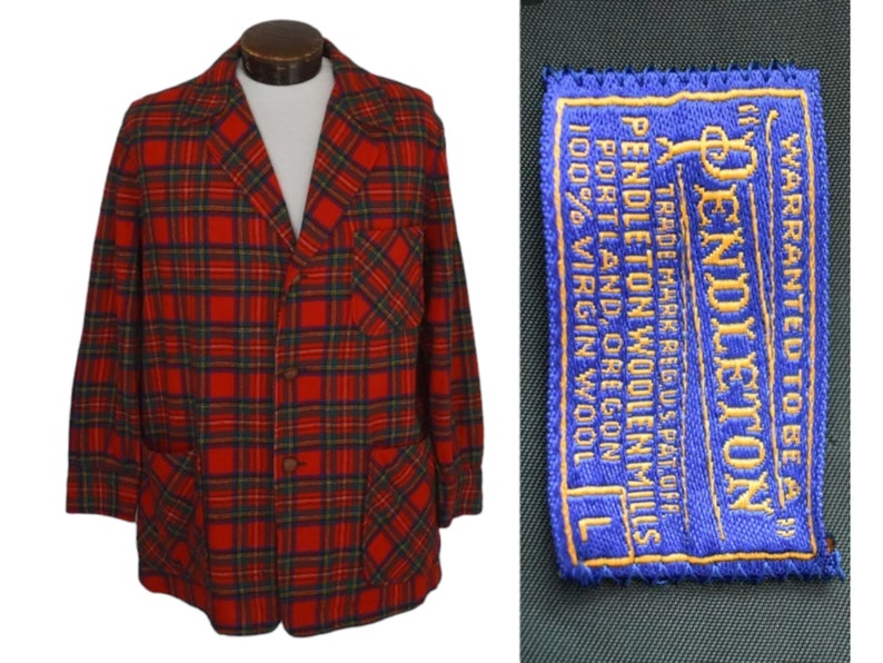 Puede incluir: Una blazer a cuadros rojos, verdes y negros con tres botones y dos bolsillos delanteros. La blazer tiene una etiqueta que dice "Pendleton Woolen Mills, Portland, Oregon, 100% Virgin Wool".