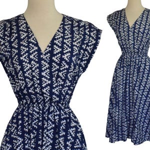 Vestido vintage de algodón azul marino y blanco con estampado batik de los años 70 de Kresno, fabricado en Singapur, talla S pequeña