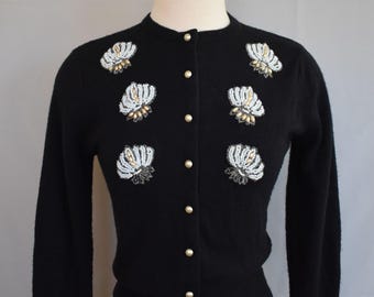 ヴィンテージ 50年代 ハンドビーズ カーディガン セーター、ブラック、フェイクパール付き、サイズ XS～S、XL～S