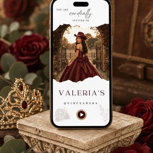以下が含まれることがあります： Valeria's Quinceañeraのデジタル招待状を表示するスマートフォン。画面には「YOU ARE cordially INVITED TO」というテキストと、ダークレッドのドレスとカウボーイハットを身に着けた人物の画像、その下に「VALERIA'S QUINCEAÑERA」と表示されています。