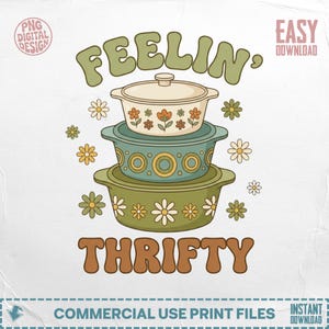 Puede incluir: Un gráfico de estilo retro con tres ollas de cocción lenta apiladas en tonos verdes, azules y crema, adornadas con motivos florales. El texto "FEELIN' THRIFTY" se muestra en una fuente groovy, con acentos de margaritas. El diseño está etiquetado como "PNG DIGITAL DESIGN" y "EASY DOWNLOAD".
