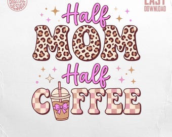 PNG de "Mitad mamá, mitad café", descarga digital de estampado de leopardo para mamá, diseño de sublimación para amantes del café, diseño digital para mamás modernas