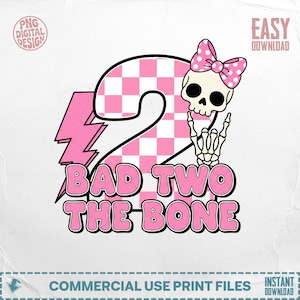Puede incluir: Un diseño digital rosa y blanco con el texto "BAD TWO THE BONE". El número "2" está en un patrón de cuadros rosas y blancos. También se presenta una calavera con un lazo rosa y una mano de esqueleto.