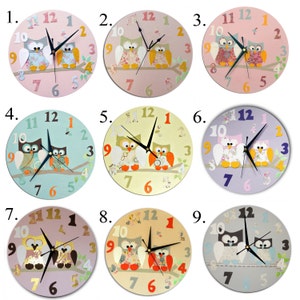 K&ouml;nnte beinhalten: Neun runde Wanduhren mit Eulenmotiven. Jede Uhr hat einen anderen Hintergrund und ein anderes Eulenmotiv. Die Zahlen auf dem Zifferblatt sind schwarz.