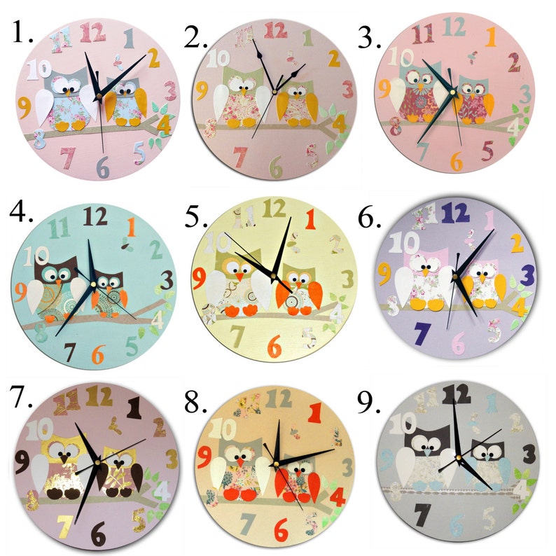 K&ouml;nnte beinhalten: Neun runde Wanduhren mit Eulenmotiven. Jede Uhr hat einen anderen Hintergrund und ein anderes Eulenmotiv. Die Zahlen auf dem Zifferblatt sind schwarz.