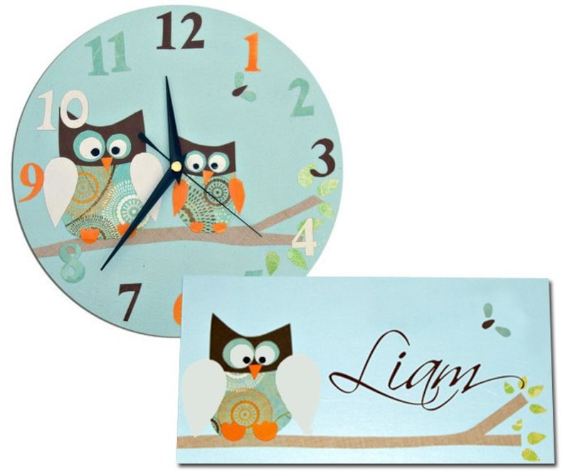 Puede incluir: Un reloj de b&uacute;ho azul y marr&oacute;n con el nombre Liam en una tarjeta de b&uacute;ho azul y marr&oacute;n a juego.