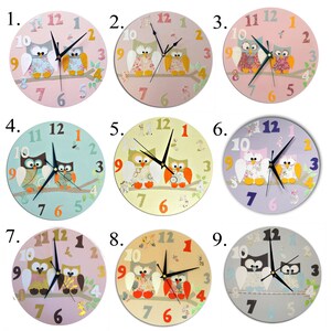 Puede incluir: Nueve relojes de pared con tem&aacute;tica de b&uacute;hos con diferentes fondos de colores. Los relojes presentan dos b&uacute;hos en una rama con los n&uacute;meros del 1 al 12 alrededor de la esfera.