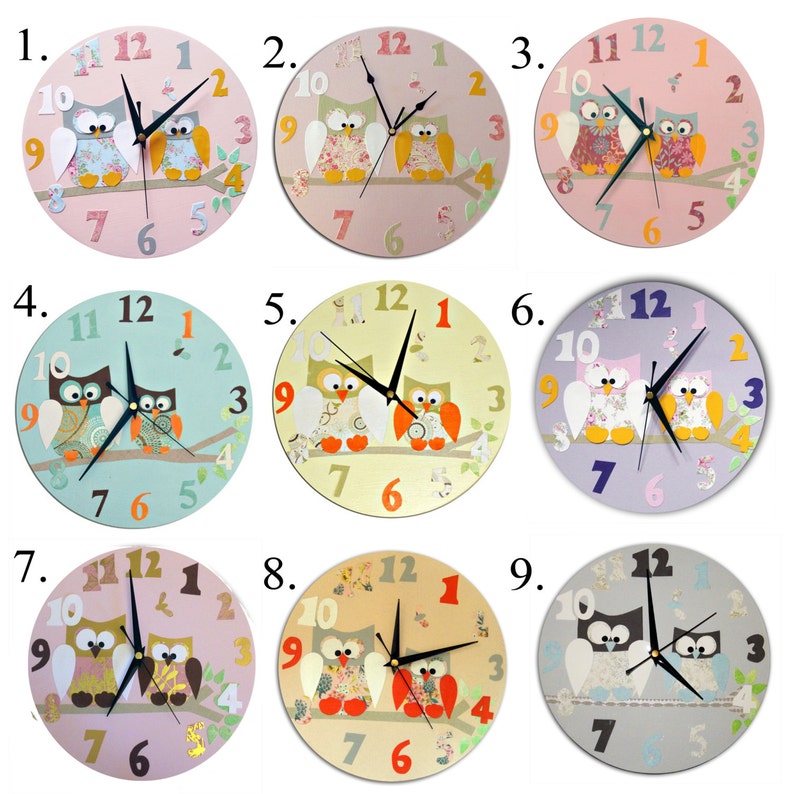 Puede incluir: Nueve relojes de pared con tem&aacute;tica de b&uacute;hos con diferentes fondos de colores. Los relojes presentan dos b&uacute;hos en una rama con los n&uacute;meros del 1 al 12 alrededor de la esfera.