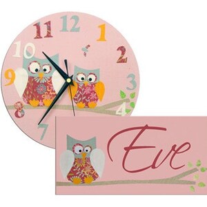 Puede incluir: Reloj rosa con b&uacute;hos y dise&ntilde;o floral, y una placa de nombre a juego con el nombre "Eve" en cursiva.