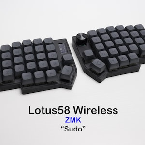 Può includere: Una tastiera ergonomica divisa con tasti grigio scuro e una cornice nera. La tastiera è etichettata "Lotus58 Wireless" e "ZMK 'Sudo'" nell'immagine. È dotata di un encoder rotativo e un piccolo schermo.