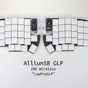 Könnte beinhalten: Eine weiße Tastatur mit geteiltem Layout, mit dem Text "Allium58 GLP", "ZMK Wireless" und "LowProGLP".