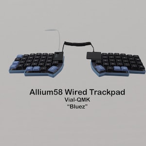 Könnte beinhalten: Ergonomisches, geteiltes Allium58 Wired Trackpad mit schwarzen Tasten und blauen Akzenten. Die Basis ist blau. Der Text "Allium58 Wired Trackpad" und "Bluez" sind sichtbar.
