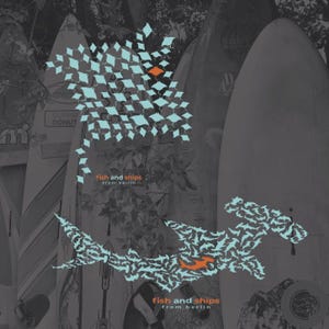 Könnte beinhalten: Ein künstlerisches Design mit einem Hammerhai und einem Fischschwarm, bestehend aus kleinen, hellblauen Formen. Das Design enthält orangefarbene Akzente und den Text "fish and ships from berlin" vor dem Hintergrund von Surfbrettern.