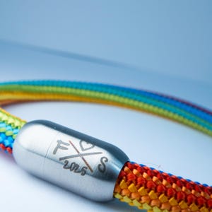 Bracelet LGBTQ+ avec gravure personnalisée, bracelet d'amitié pour couples, cadeau LGBTQIA+ | Bracelet Gay Pride personnalisé | Bijou arc-en-ciel