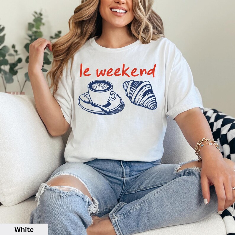 a woman sitting on a couch wearing a t - shirt that says le weekend