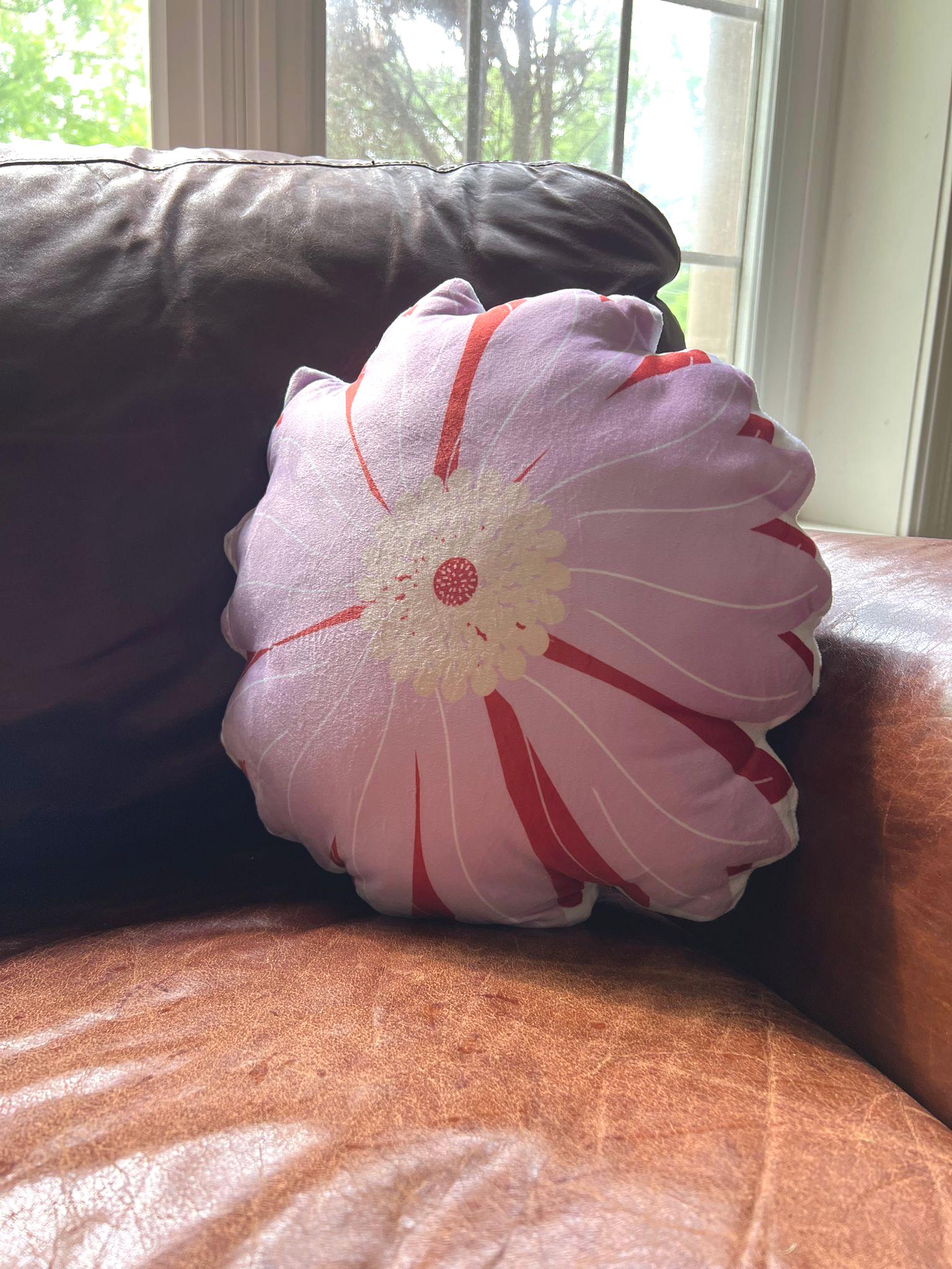 デイジー型のクッション – ピンクの花びら、ラベンダーの花