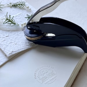 Timbro per goffratura di libri personalizzato/Timbro per goffratura di libri personalizzato/Dalla biblioteca del timbro per goffratura di libri/Timbro per goffratura di biblioteche/Timbro per goffratura ex libris/Regali per gli amanti dei libri