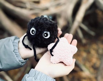 Patrón de crochet (archivo PDF): Amigurumi de duendecillo de hollín con accesorios de estrella