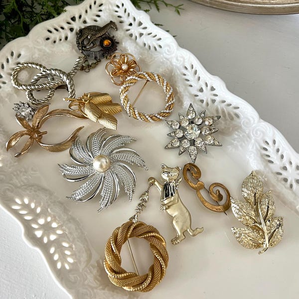 Vintage Estate Lot of 13 Brooches, Sarah Coventry, Round Wreath, Rhinestone  TYCAALAK