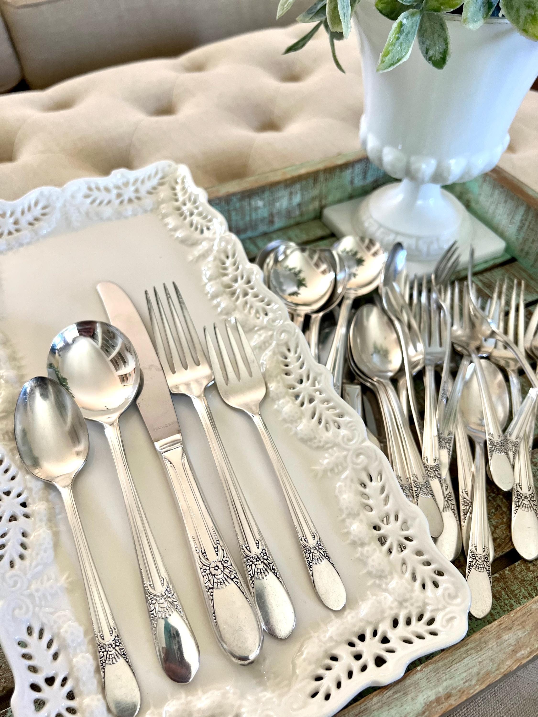 WM Rogers Bros Silver Plate Silverplated 33 Piece Flatware Set