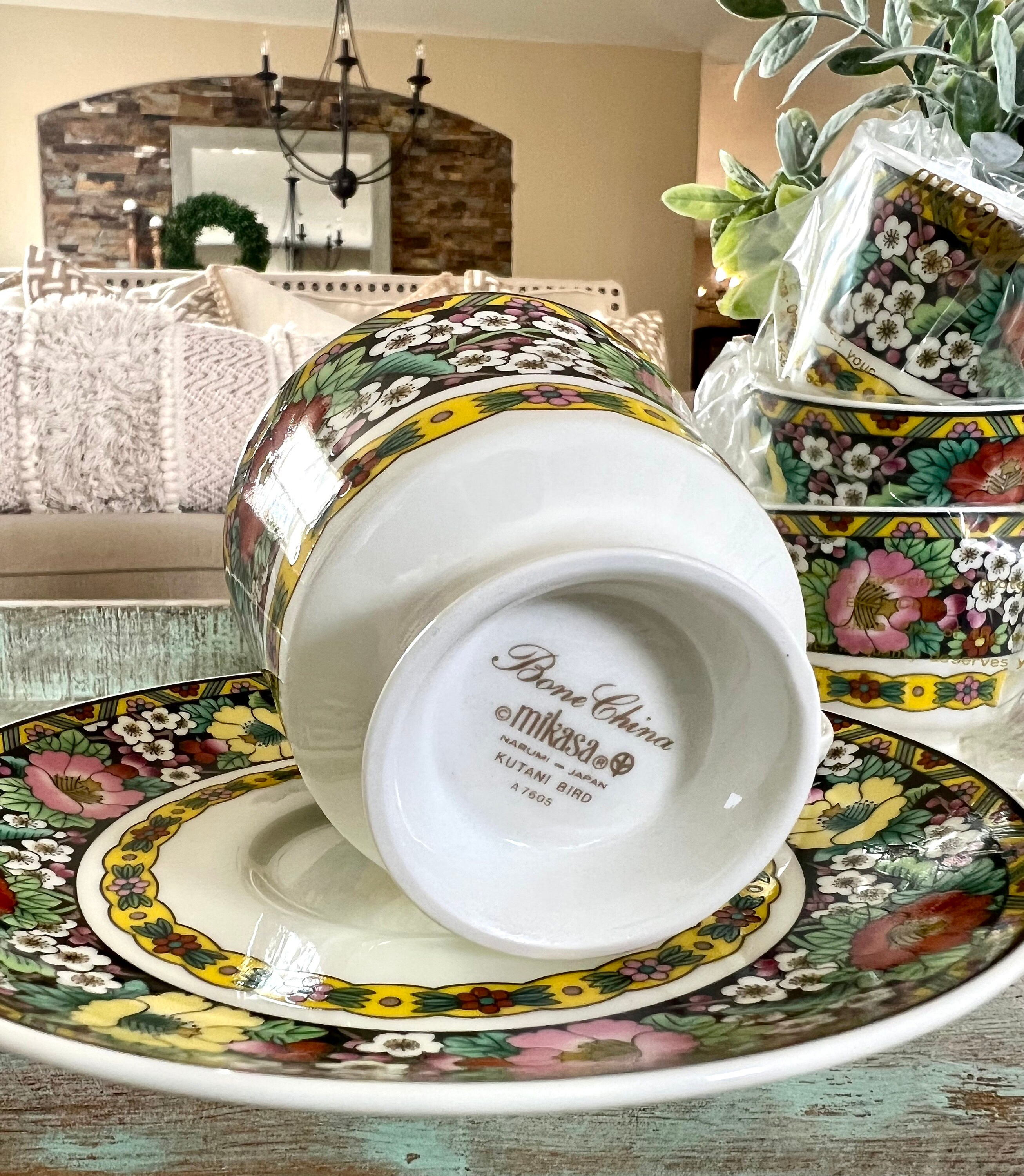 4 Mikasa Bone China Kutani Bird Pattern Cups & Saucers, Narumi