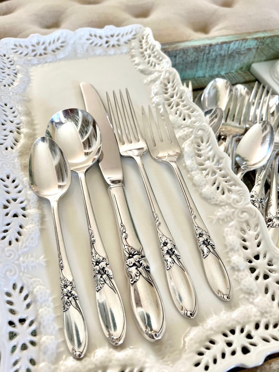 Silver-plated silverware set with foliage motif, knotted…