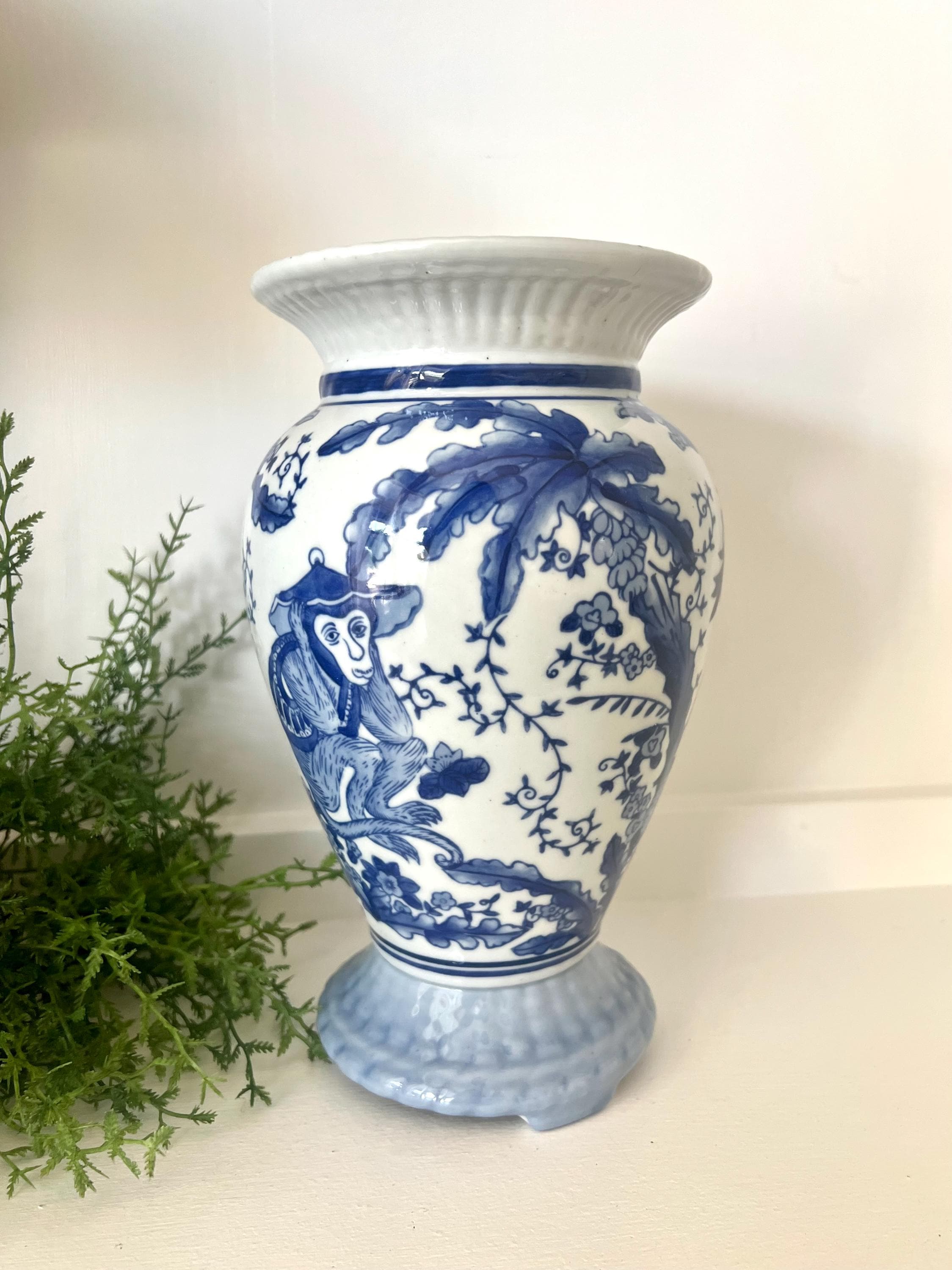 白と青の世界 Vintage Chinese Blue and White Vase Chinoiserie Monkey, Speak No