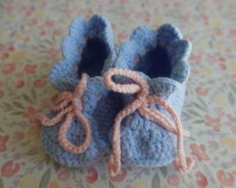 Sapatinhos de crochê para bebê feitos à mão: sapatos de algodão azul para recém-nascido com laços rosa
