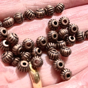 100 antycznych miedzianych koralików dystansowych Rondelle: 4 x 5 mm koraliki metalowe