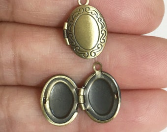 5 Antique Brass Oval Locket Pendants: Small Photo Frame (11x16mm)