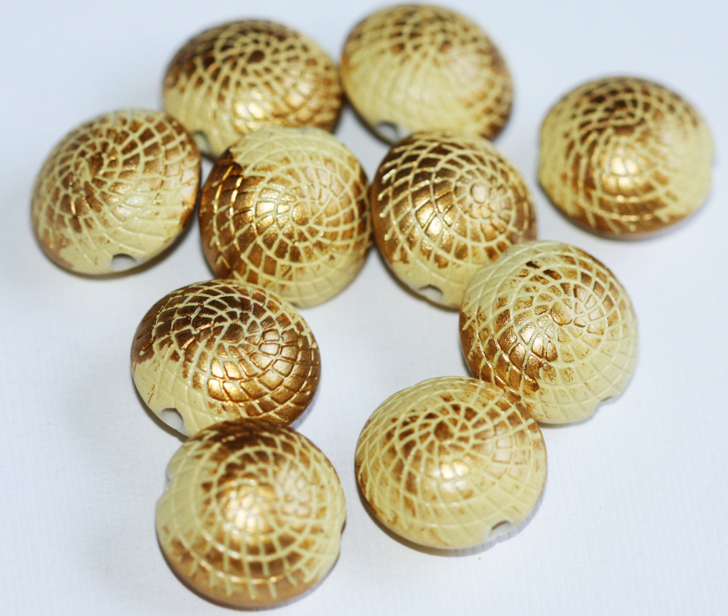 20 pcs  Vintage Acrylic brush beads 17x10mm Butter with gold accent