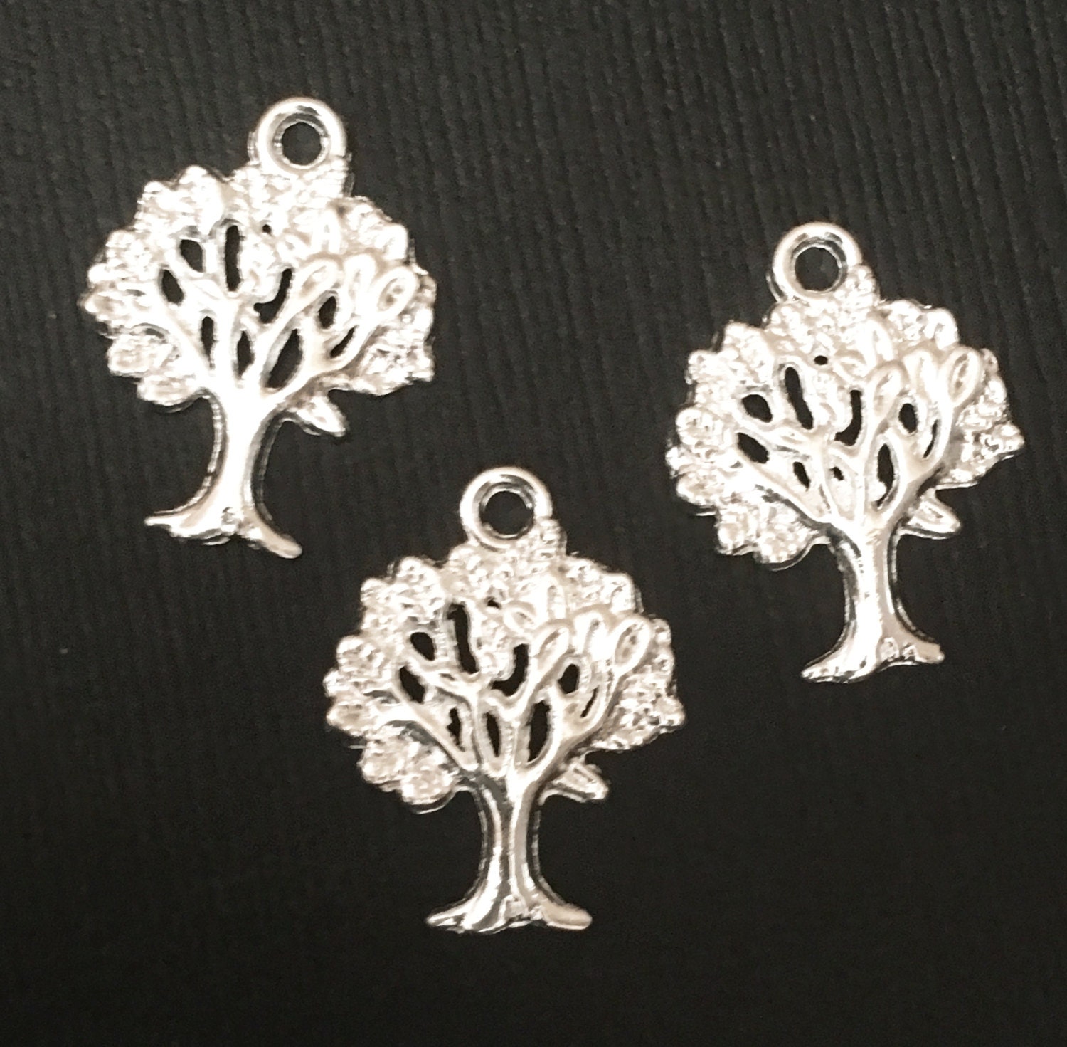 2 ciondoli a forma di ramo d'albero in metallo placcato argento
