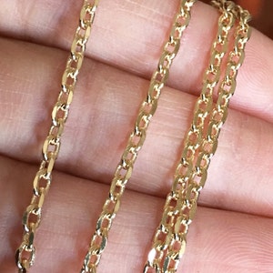 Pu&ograve; includere: Tre catene d'oro di diverse lunghezze, tutte con un design delicato a maglie ovali.