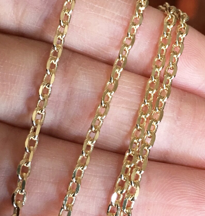 Pu&ograve; includere: Tre catene d'oro di diverse lunghezze, tutte con un design delicato a maglie ovali.