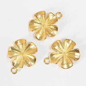 Gold Tone Flower Pendants: Zinc Alloy Charms (20x19mm)